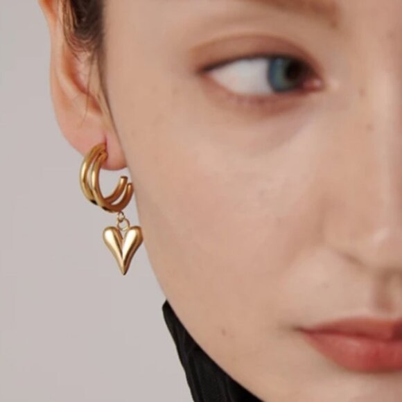 Jewelry - 💛Gold plated heart dangle earrings